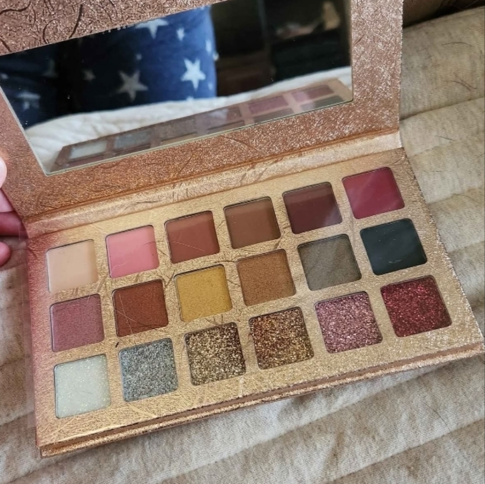 Glamorous Glitter  Eyeshadow Palette with Mirror● 18 Diff Colors■ New ■ No Box